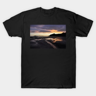 Coucher de soleil sur une plage de Nouvelle Zélande T-Shirt